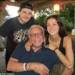 Brooklyn Beckham passou o fim de semana para comemorar seu sogro Nelson e posou no Hapy Family Snaps do 83º aniversário do bilionário