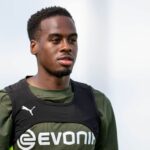 Dortmund anuncia a saída de Jamie Gittens para o Chelsea