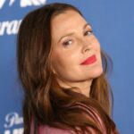 Drew Barrymore 'Slathers hidratante em todos os lugares' seu rosto custa US $ 14