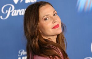 Drew Barrymore ‘Slathers hidratante em todos os lugares’ seu rosto custa US $ 14 Drew Barrymore 'Slathers hidratante em todos os lugares' seu rosto custa US $ 14