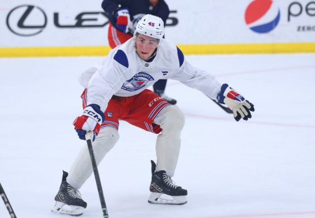 O novato do New York Rangers Drew Fortescue #45 durante o treinamento.