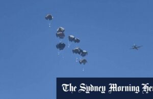 Drops e caminhões de ajuda entraram em Gaza entre famintos Drops e caminhões de ajuda entraram em Gaza entre famintos