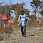O duque de Sussex seguiu os passos de sua mãe princesa Diana enquanto caminhava sobre um campo minado em Angola