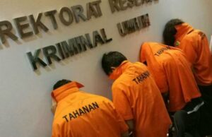 Durante o dia, desmontando a calçada, os conspiradores dos ladrões que fazem as luzes na rua Yakarta são presas! Durante o dia, desmontando a calçada, os conspiradores dos ladrões que fazem as luzes na rua Yakarta são presas!