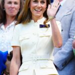 Princesa de Gales acenando para a multidão quando ela foi recebida por uma enorme ovação de pé