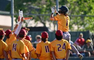 “É chocante”: Inside Liberty’s Surpreendente a separação sobre o amado treinador de beisebol Libertys Rane Miller (1) pula para escurecer um beisebol quando comemorou uma corrida na quinta -feira, 2 de maio de 2024, no sétimo em seu jogo na Heritage High School, em Brentwood, Califórnia. Liberty derrotou o Heritage 5-2 (Jose Carlos Fajardo/Bay Area News Group)