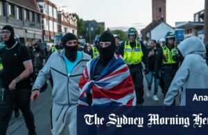 É uma cidade inglesa perfeita. Agora a guerra contra os requerentes de asilo para aprender separadamente Nooh Holland, um inspetor de incenso aposentado que vive a curta caminhada do hotel de cabeçalho de asilo no epping da floresta.