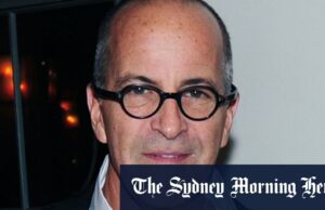 ERASTEIN Brother pede que a trombeta reipen pesquisasse em uma morte de financiador confuso Jeffrey's (centro) no tribunal em 2008.