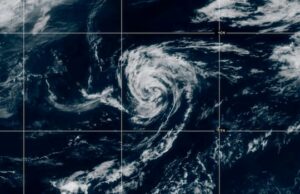 EUA diminuem o fechamento de dados de satélite valiosos para previsão de furacões Uma imagem de satélite mostra um círculo deslumbrante branco que está se aproximando da costa leste dos Estados Unidos.