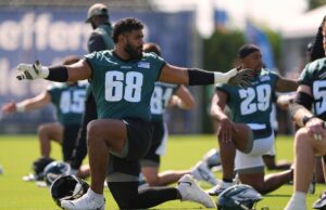 Eagles Ves Bristle no rótulo “defensor dos campeões” Eagles Ves Bristle no rótulo "defensor dos campeões"