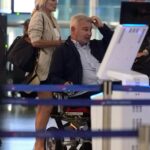 Eamonn Holmes, 65, e a namorada Katie Alexander, 43, foram descobertas no aeroporto de Heathrow no sábado, enquanto se preparavam para passar a ferro em um