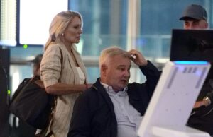 Eamonn Holmes, 65 anos, namorada Whisper Katie Alexander, 43 anos, e seus filhos em “luxuoso escapada grega” após o “Rocky Patch” do casal – como seus filhos com a ex Ruth Langford Eamonn Holmes, 65, e a namorada Katie Alexander, 43, foram descobertas no aeroporto de Heathrow no sábado, enquanto se preparavam para passar a ferro em um