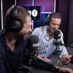 Ebon Moss-Bachrach e Joseph Quinn Live Cold Calling Friends no rádio é um bom relógio
