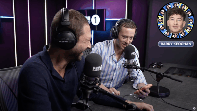 Ebon Moss-Bachrach e Joseph Quinn Live Cold Calling Friends no rádio é um bom relógio

