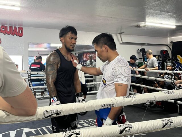 Eumir Marcial é trens com Manny Pacquiaoo no Knuckleheads Boxing Sports Hall em Las Vegas antes da luta contra o Mario Barrios.