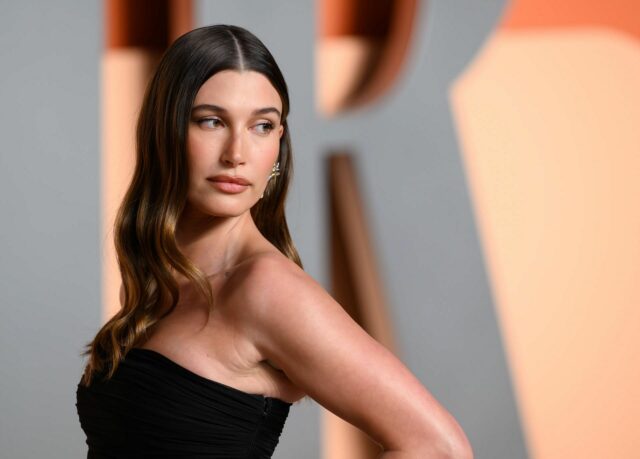 "Ele copiou Selena novamente" - a internet reage a Hailey Bieber, que adorna a capa da Vogue Italia

