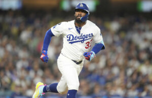 “Ele é um jogador de campo de lixo” “O que há de errado com Dave Roberts?” – Erro crítico de Teoscar Hernandez, 7 Linha perdida no meio do ventilador é decepcionante March Madness Logo