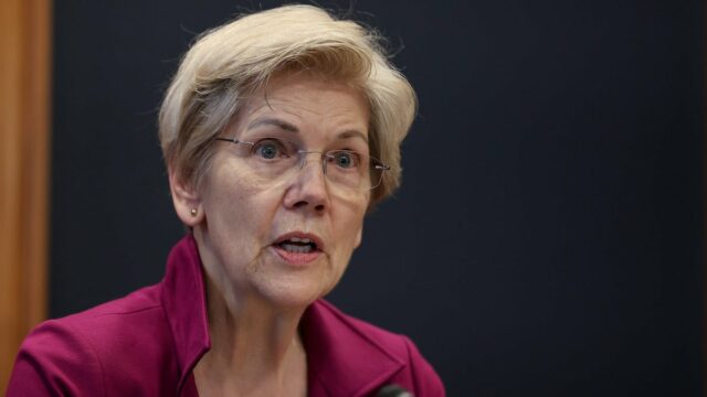 Elizabeth Warren se estabelece para 'investigação completa' em um cartão Trump em um cartão Trump, diz a Paramount se recusou a responder consultas

