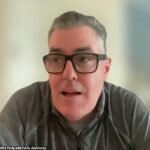 A história em quadrinhos Adam Carolla disse na terça -feira que a equipe de Ellen 'estava com medo, com muito medo' durante seus dois lugares de hóspedes no programa, o que deu algumas anedotas que reivindicaram evidências