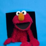 Elmo retorna ao seu ser saudável, promovendo o amor em vez do racismo e as declarações de Epstein