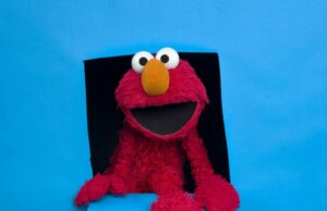 Elmo retorna ao seu ser saudável, promovendo o amor em vez do racismo e as declarações de Epstein Elmo retorna ao seu ser saudável, promovendo o amor em vez do racismo e as declarações de Epstein