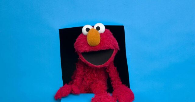 Elmo retorna ao seu ser saudável, promovendo o amor em vez do racismo e as declarações de Epstein

