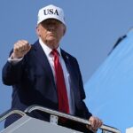 O presidente Donald Trump gesticula enquanto embarca na Força Aérea One, quinta -feira, 3 de julho de 2025, na base conjunta Andrews, MD.