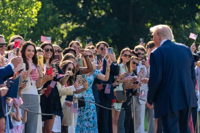 Presidente Donald Trump fala com repórteres