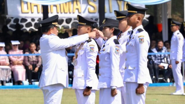 Em nome do governo, o ministro do Interior inaugurou 1.110 Pamong Praja Muda Ipdn Force xxxii

