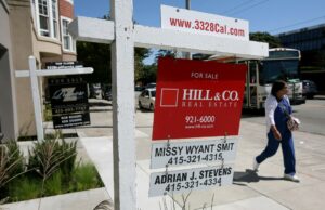 Em toda a área da baía, os vendedores diminuem seus preços quando o inventário aumenta Em toda a área da baía, os vendedores diminuem seus preços quando o inventário aumenta