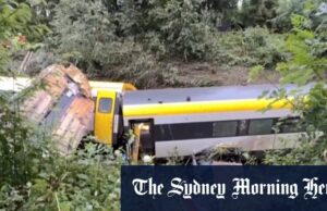 Em um trem descarrila em um colapso mortal na Alemanha Em um trem descarrila em um colapso mortal na Alemanha