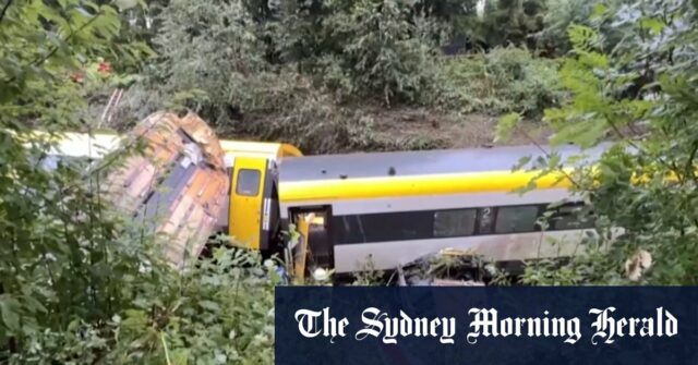 Em um trem descarrila em um colapso mortal na Alemanha

