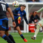 Santa Clara - O jogador de futebol Earthquakes, Hernan Lopez, posa com uma camisa de San Francisco 49ers. Os terremotos em San Jose pararam na quarta -feira, 1º de maio de 2024, Lopez, o grande sobrinho de Diego Maradona, na mídia no estádio Levi's em Santa Clara, Califórnia (Joseph Dycus/Bay Area News Group).