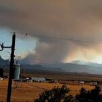 Uma câmera de transmissão ao vivo, montada em terras privadas do lado de fora das instalações fortemente protegidas do lago no noivo perto de Rachel, Nevada, capturou imagens estranhas de fumaça subindo da base classificada
