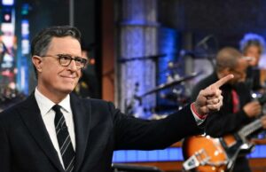 Enquanto Stephen Colbert deixa a bomba F em Trump gorando, os colegas noturnos se ligam à briga Enquanto Stephen Colbert deixa a bomba F em Trump gorando, os colegas noturnos se ligam à briga