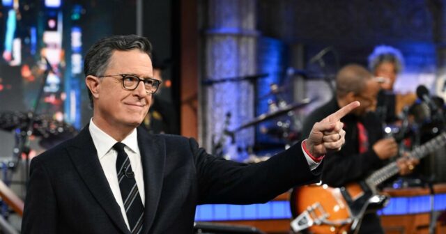 Enquanto Stephen Colbert deixa a bomba F em Trump gorando, os colegas noturnos se ligam à briga

