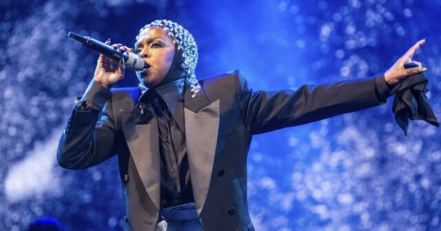 Enquanto The Essence Fest assume o tremendamente tardio conjunto de Lauryn Hill, Stephanie Mills permite que as críticas quebrem

