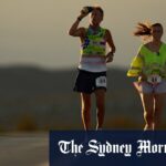 Westergaard, à esquerda, compete com uma assistência de ritmo da filha de Madison Westrampaard, enquanto o sol nasce em Badwater 135 Ultramarathon em 8 de julho.