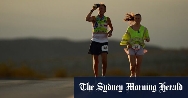 Westergaard, à esquerda, compete com uma assistência de ritmo da filha de Madison Westrampaard, enquanto o sol nasce em Badwater 135 Ultramarathon em 8 de julho.