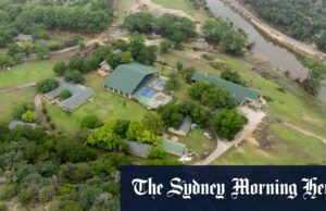 Entre uma moldura de árvore quebrada e cabines enlouquecidas, o pai procura uma criança desaparecida Um caminhão em repouso na árvore do lado de fora das listras do sono até o acampamento do misticismo.