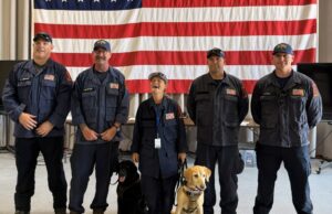 Equipe de resgate em Bay Area, Search Dogs, que são usados para o Texas, no meio de inundações fatais Equipe de resgate em Bay Area, Search Dogs, que são usados para o Texas, no meio de inundações fatais