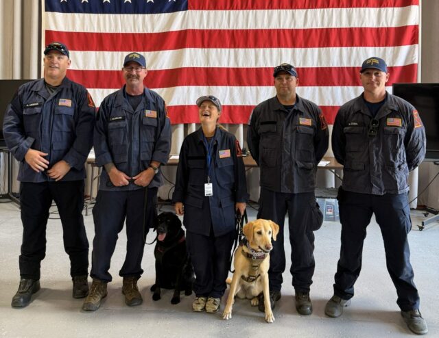 Equipe de resgate em Bay Area, Search Dogs, que são usados ​​para o Texas, no meio de inundações fatais

