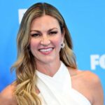 Erin Andrews mantém sua pedicure macia com este bálsamo nutritivo de US $ 7