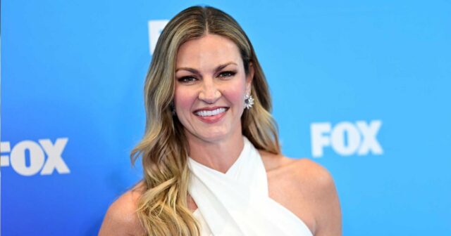 Erin Andrews mantém sua pedicure macia com este bálsamo nutritivo de US $ 7

