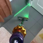 Dyson v12 Detecte o vácuo esbelto e a limpeza a laser de madeira de madeira perto da caixa de areia