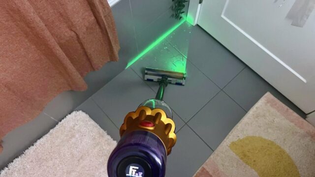 Dyson v12 Detecte o vácuo esbelto e a limpeza a laser de madeira de madeira perto da caixa de areia
