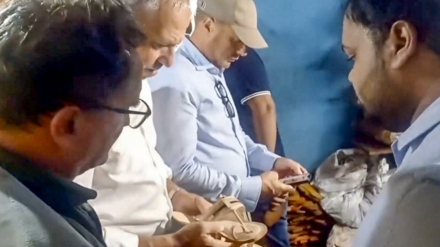 Esquerda de Colapella: os especialistas visitaram Prada Colaina se comunicar com os artesãos


