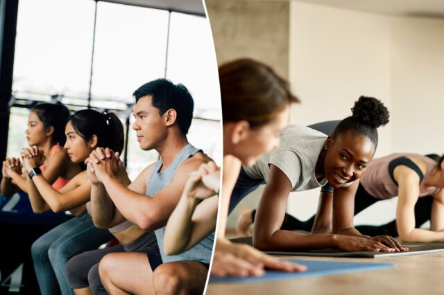 Uma mulher sorridente se estendendo com amigos nas aulas de academia.