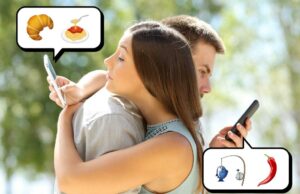 Esta dica aparentemente inofensiva é um sinal conhecido de que seu parceiro está trapaceando, diz o investigador particular O homem fica sentado no sofá, olhando para o telefone enquanto a mulher está em segundo plano.