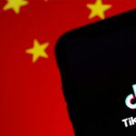 A Tiktok coletou dados sensíveis do usuário | Aplicativo mostrado contra a bandeira chinesa